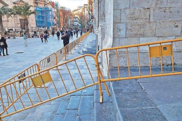 Las cifras de la logística fallera: 5.300 vallas y 460.000 kilos de arena