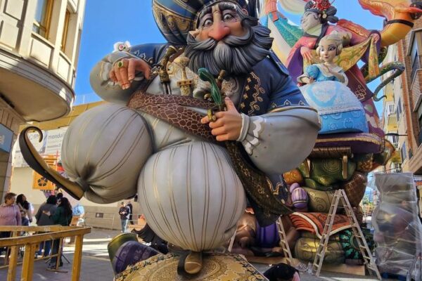 Las fallas de Sección Especial de Alzira empiezan a brillar tras un esfuerzo titánico