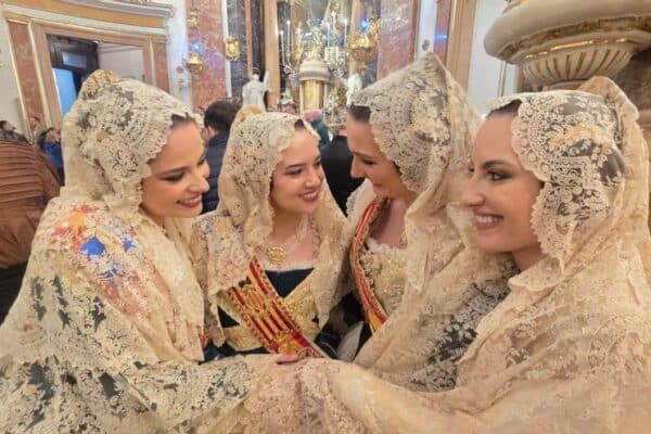 La emotiva despedida de Marina Civera en la Ofrenda de falleras mayores