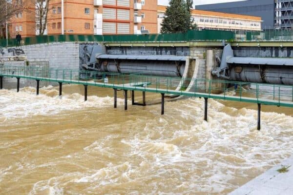 Cortado un acceso entre las principales vías de circunvalación de Madrid por riesgo de desbordamiento tras la virulenta crecida del río Manzanares