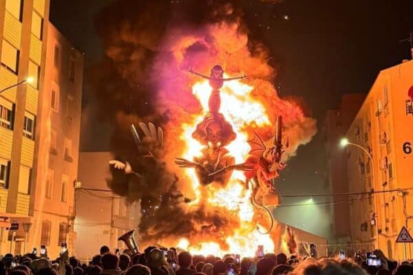 La espectacular cremà de la falla Diana de Dénia