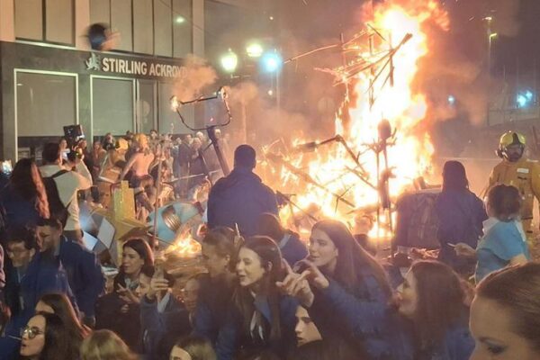 El fuego de la fiesta: así vive la falla Port Rotes de Dénia la cremà