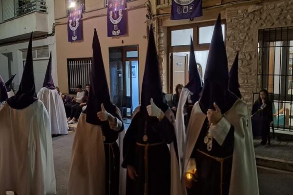 La grandiosa Semana Santa de Pego: todo el pueblo sale a la calle en la procesión del Santo Entierro (imágenes)