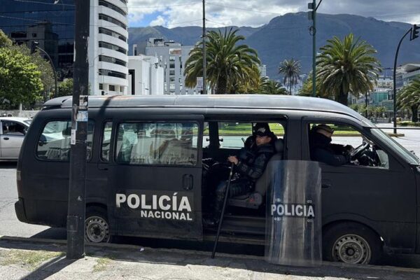 Mueren 11 personas en un ataque armado a un local de peleas de gallos en Ecuador
