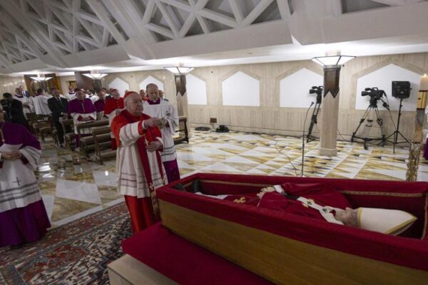 Estas son las primeras imágenes del papa Francisco en el ataúd